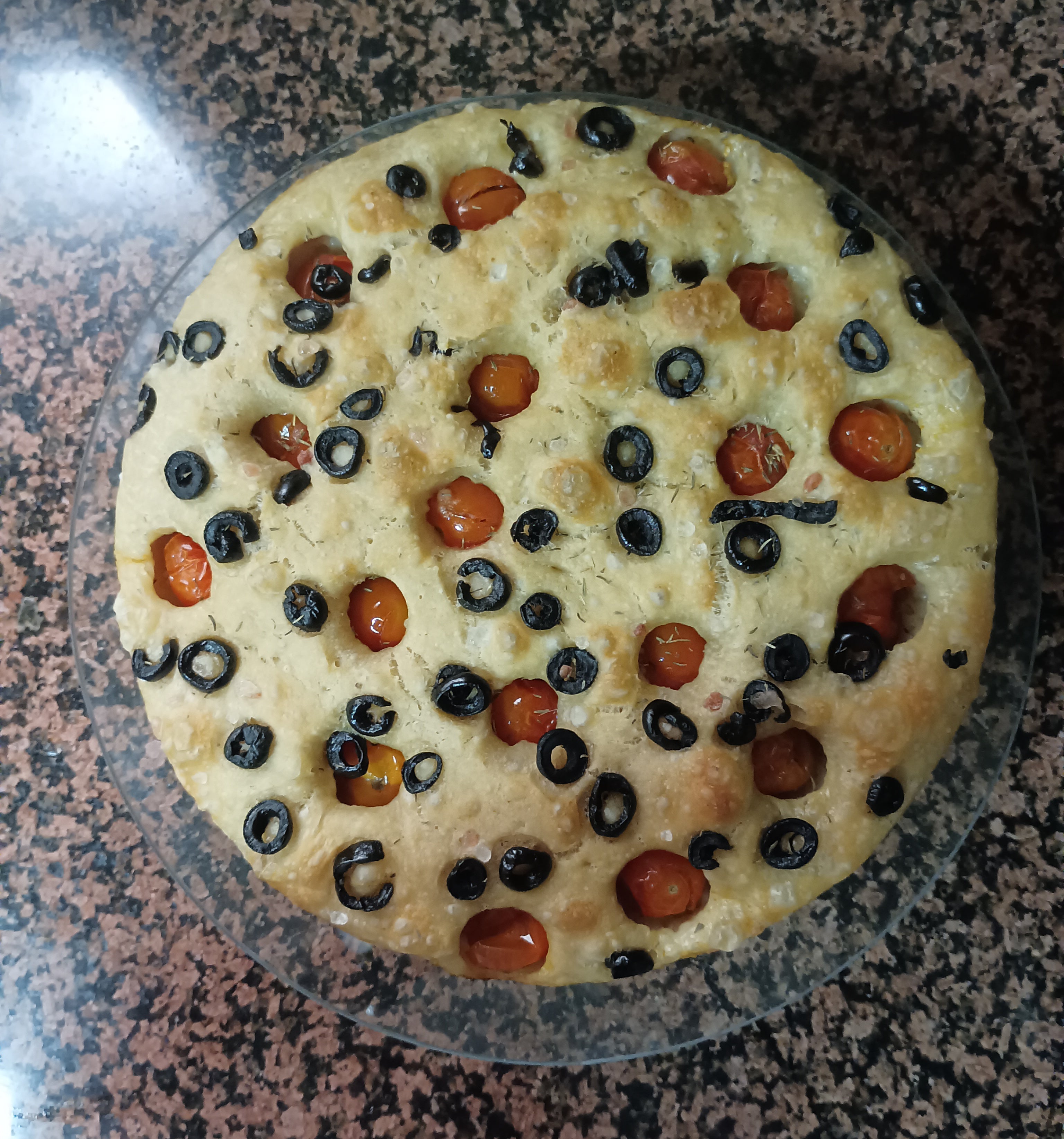 Foccacia de aceitunas negras, cherry's y romero.