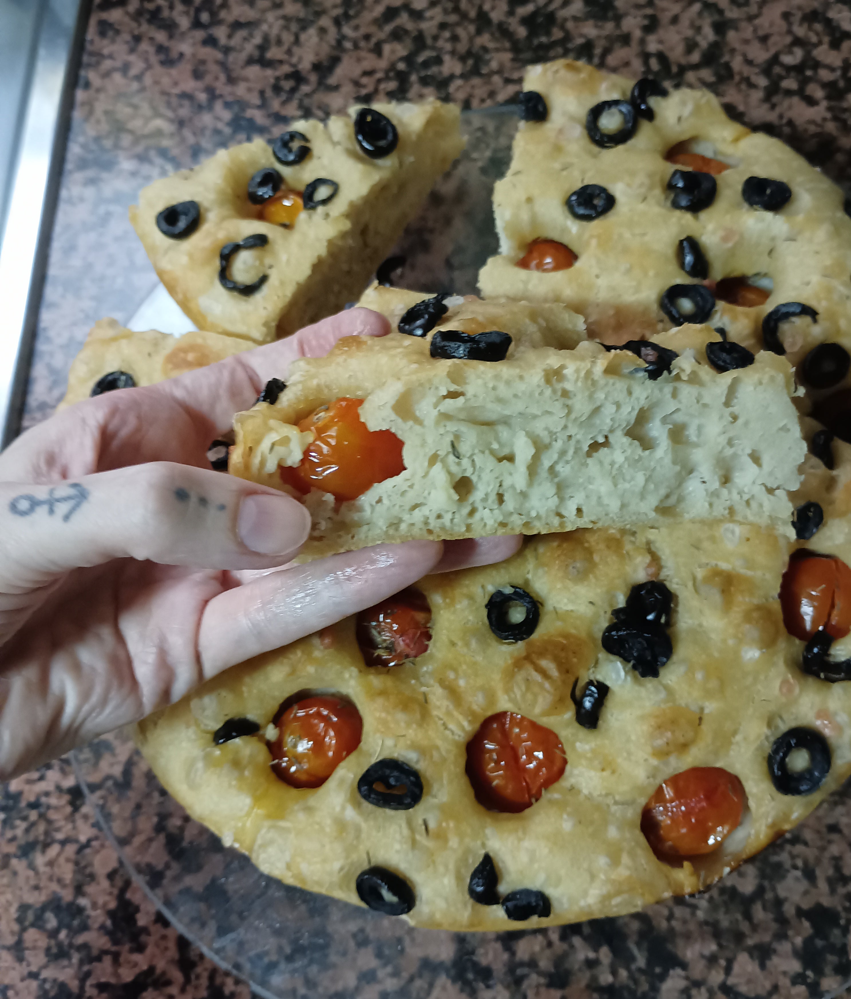Foccacia de aceitunas negras, cherry's y romero.